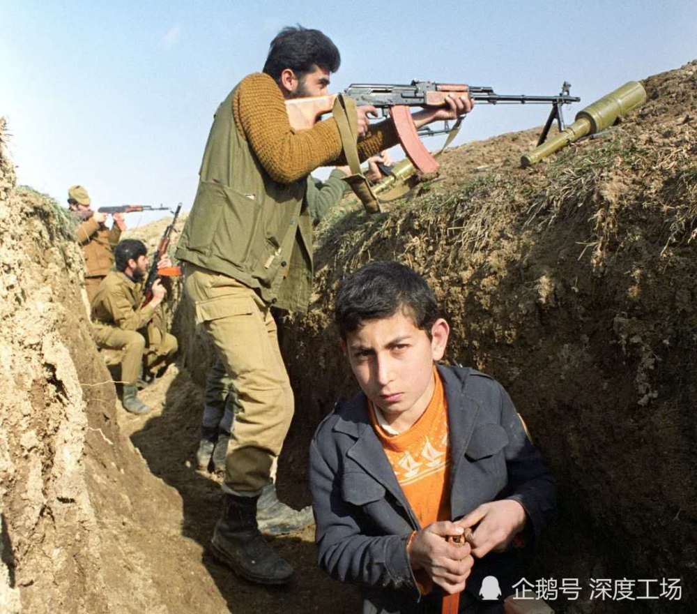 阿塞拜疆无人机把亚美尼亚士兵驱赶到一块发射炸弹一起炸死