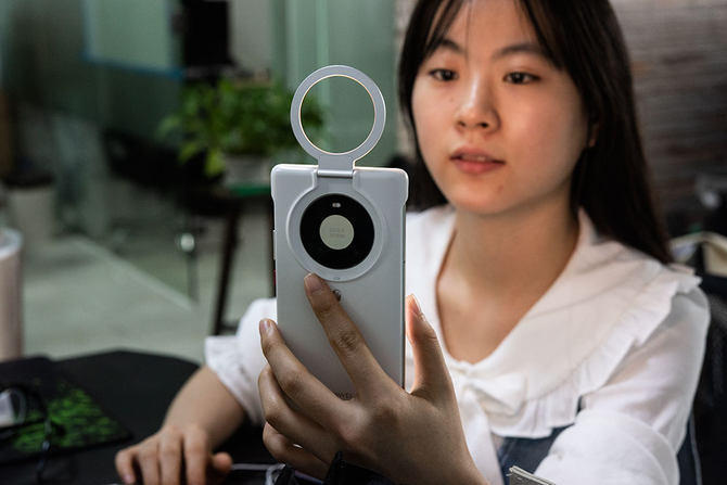 华为mate40 pro这次带来创新的环闪保护壳,让华为mate40 pro成为自拍