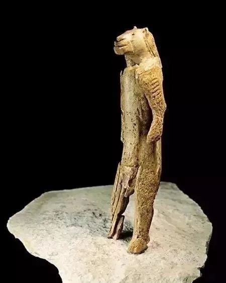 德国南部出土的4万年前的狮头人身像.