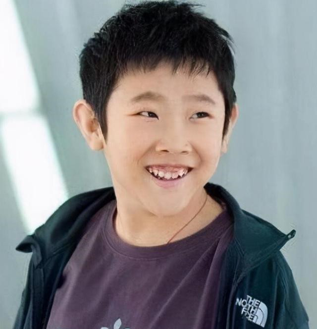 "黄堂主"侯祥,35岁却长着10岁的脸蛋,网友:让人心疼_腾讯新闻