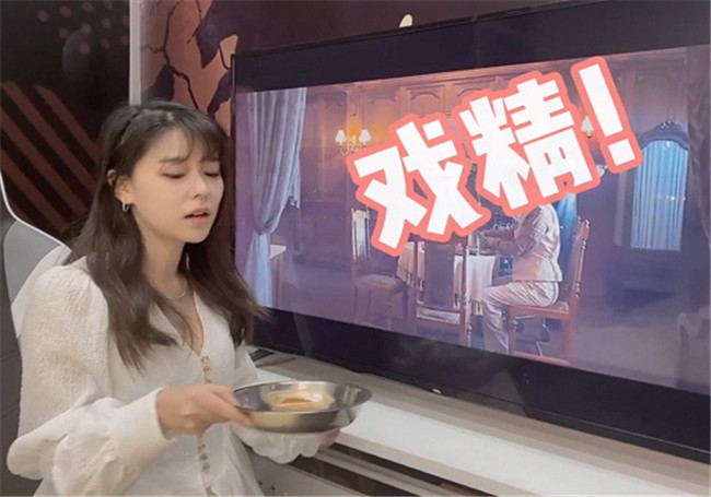 吃鸡一姐买烟被认出沫子尴尬解释误会粉丝真人比直播好看