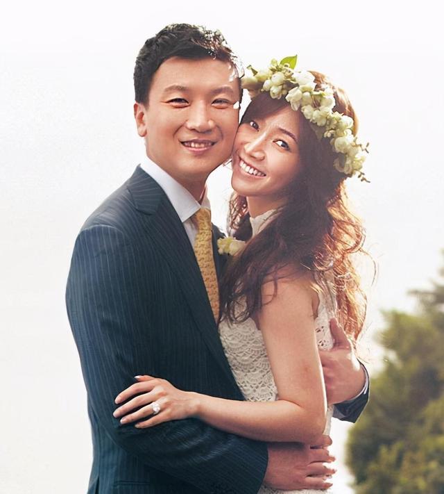 侯佩岑|侯佩岑罕见晒全家福，与老公扮恐龙逗儿子开心，互动画面太温馨