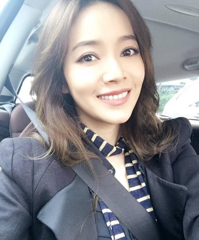 侯佩岑|侯佩岑罕见晒全家福，与老公扮恐龙逗儿子开心，互动画面太温馨