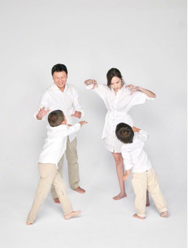 侯佩岑|侯佩岑罕见晒全家福，与老公扮恐龙逗儿子开心，互动画面太温馨