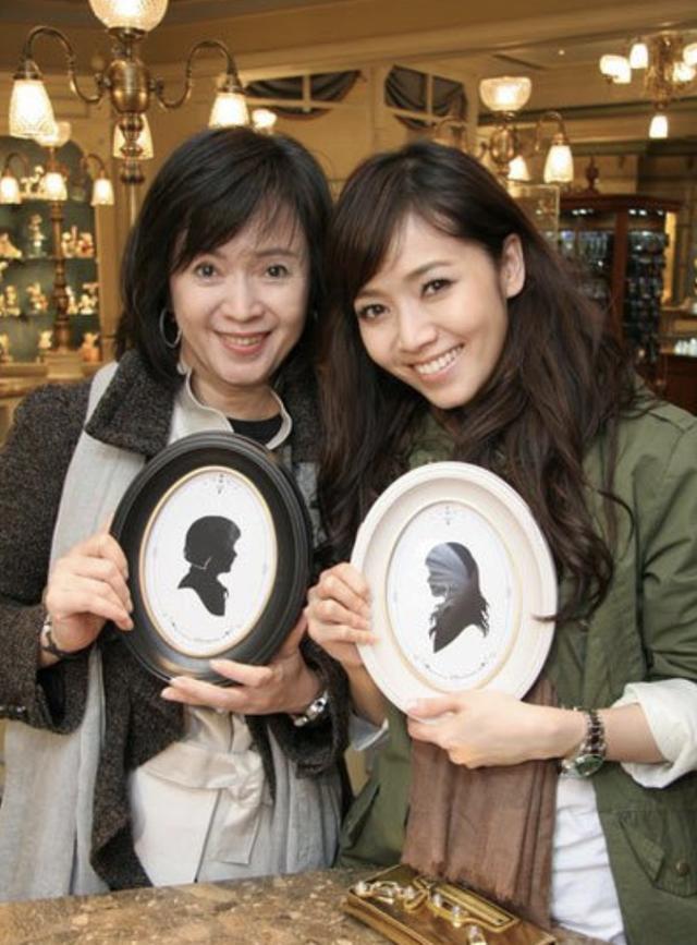 侯佩岑|侯佩岑罕见晒全家福，与老公扮恐龙逗儿子开心，互动画面太温馨