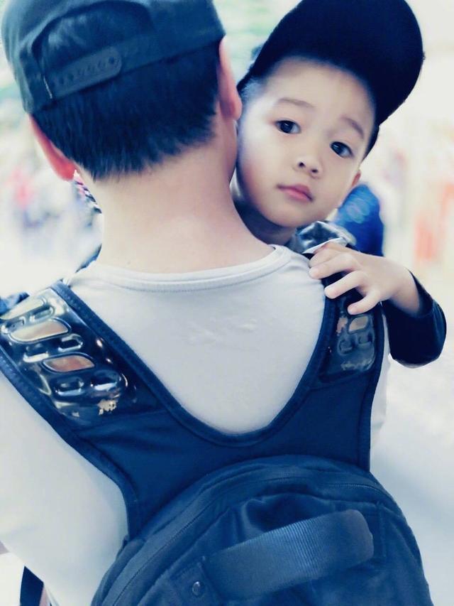 侯佩岑|侯佩岑罕见晒全家福，与老公扮恐龙逗儿子开心，互动画面太温馨