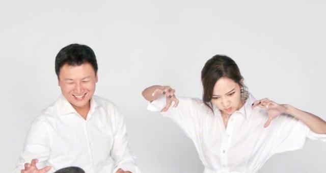 侯佩岑|侯佩岑罕见晒全家福，与老公扮恐龙逗儿子开心，互动画面太温馨