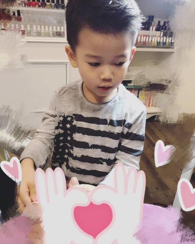 侯佩岑|侯佩岑罕见晒全家福，与老公扮恐龙逗儿子开心，互动画面太温馨