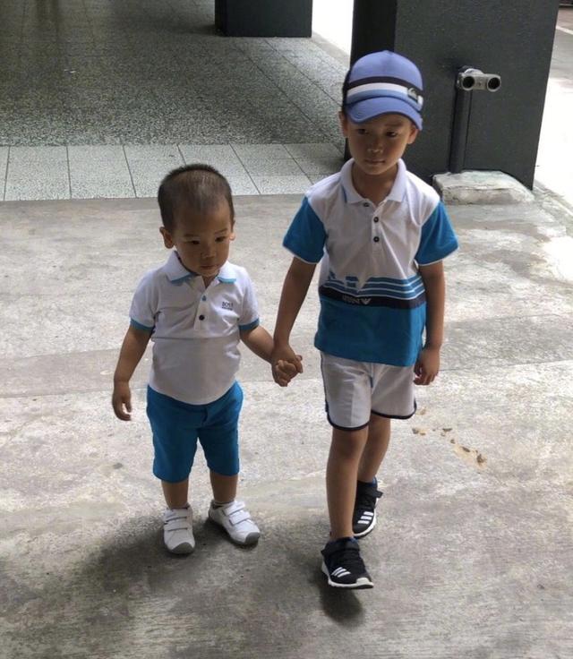 侯佩岑|侯佩岑罕见晒全家福，与老公扮恐龙逗儿子开心，互动画面太温馨