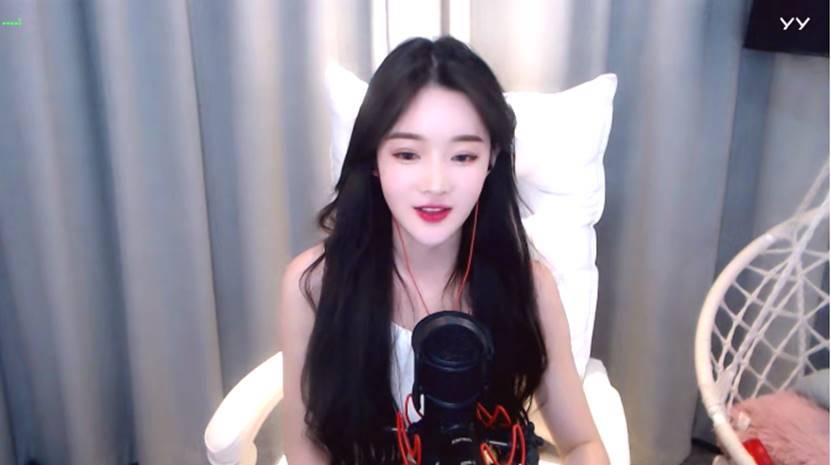 戴羽彤央视舞台大秀美腿 烟嗓直击心灵歌曲串烧肺活量惊人