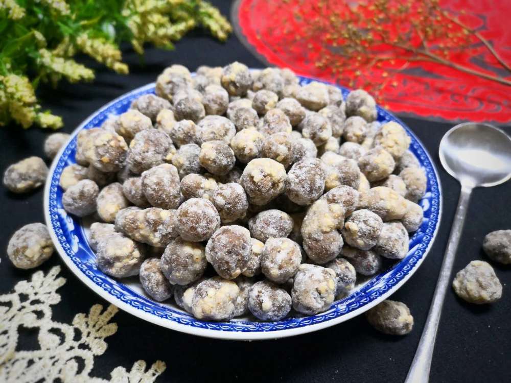 【糖霜山药豆】食材:山药豆1盘,白糖小半碗,熟芝麻少许.