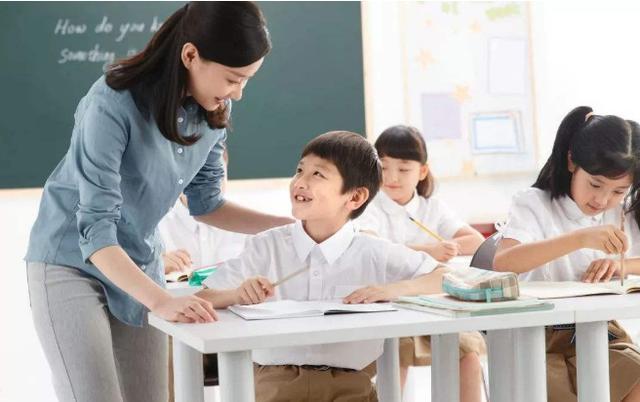 小学生火锅店里写作业服务生化身老师一旁辅导网友服务到位