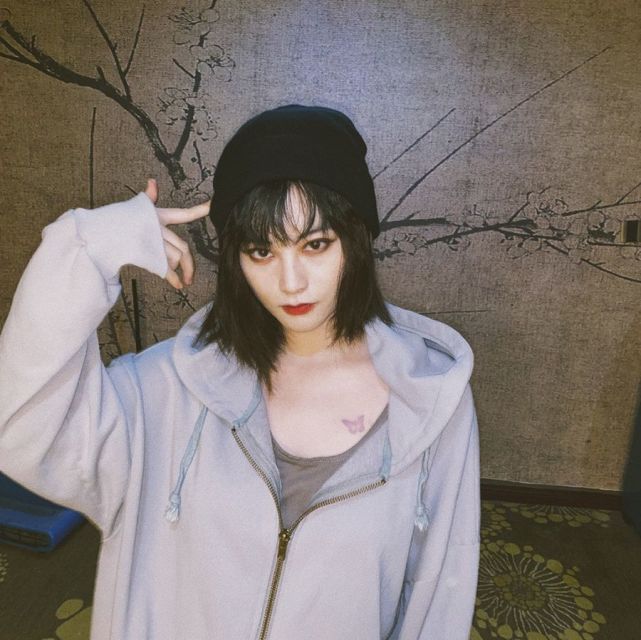 最后来看看"陆红提"的扮演者尚语贤,她给人的第一印象便是:"有个性!