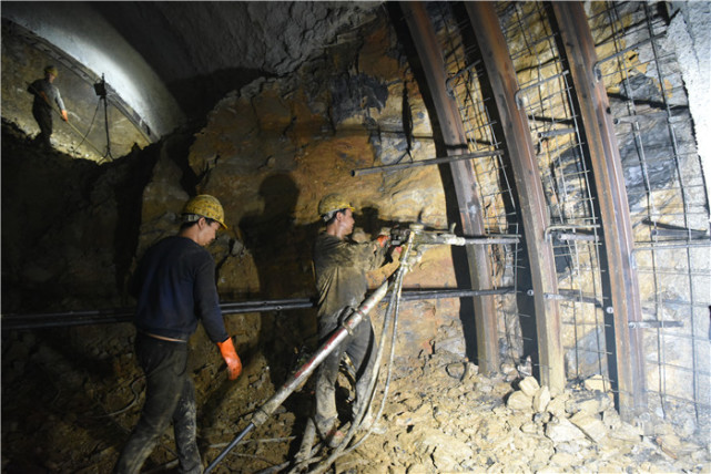 不良地质,断层,冒顶塌方等情况,项目部制定了专项施工方案,开展了技术