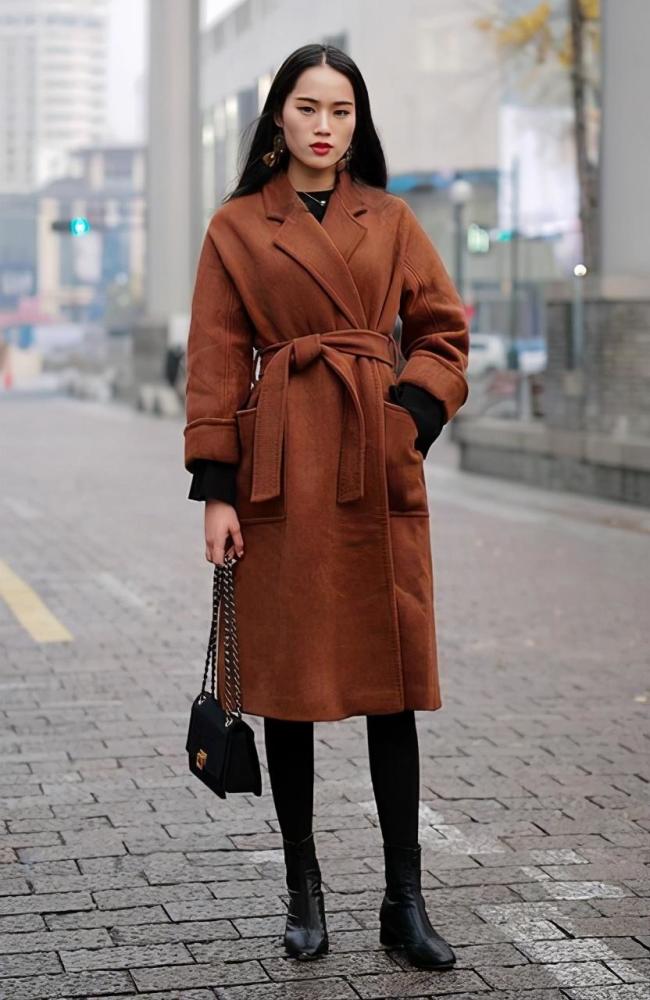 这个秋冬,焦糖色大衣才是主打,应景又显白,好看极了