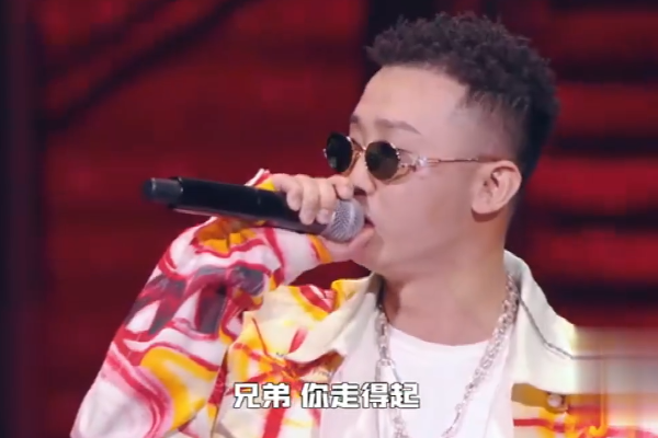 中国新说唱|中国新说唱总决赛现场，吴亦凡遇突发状况，王齐铭夺亚军引不满