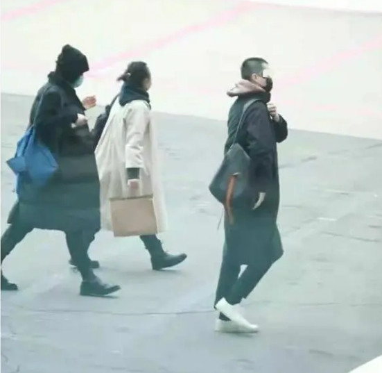 王菲|王菲与小鲜肉再爆同框照，2个月4次被拍，被传与谢霆锋已分手？