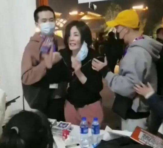 王菲|王菲与小鲜肉再爆同框照，2个月4次被拍，被传与谢霆锋已分手？