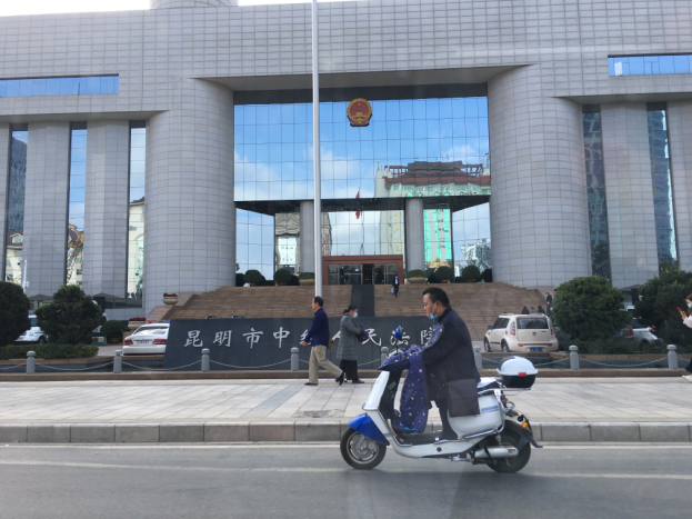 刀文兵案还原：死者为法院女副处长，23楼坠下，警方曾现场模拟“跳楼”_腾讯新闻