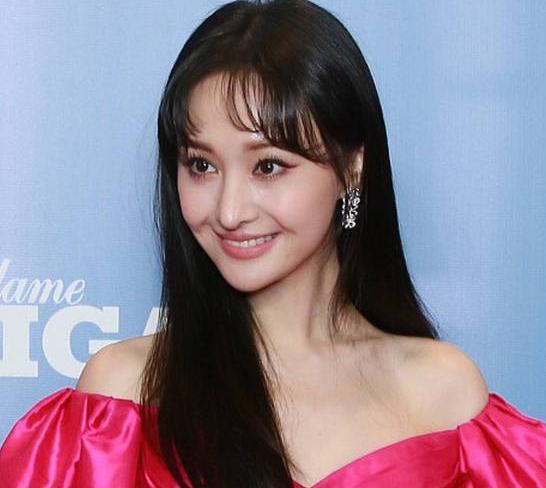 郑爽生图曝光瘦脱相法令纹严重显老态驼背明显毫无气质