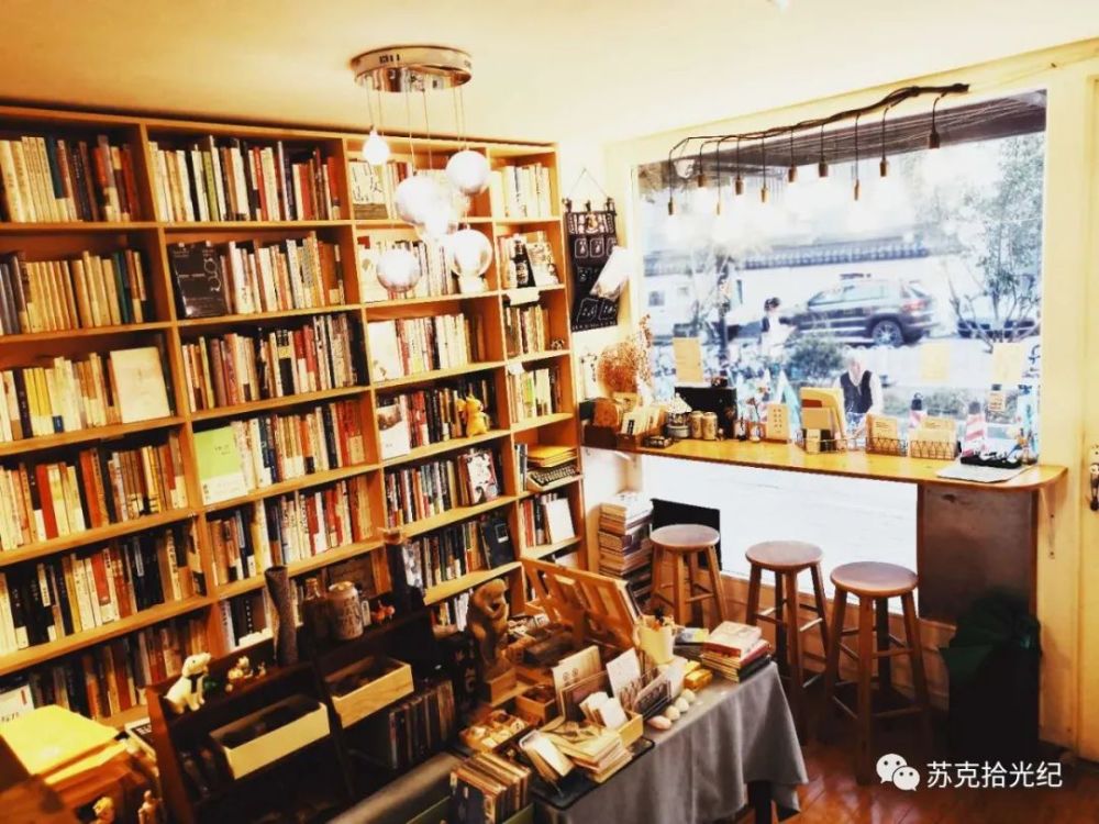 书店老板北大高材生,老板娘是交大毕业生.