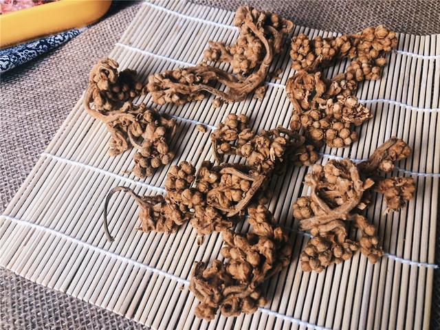 枇杷花可以吃 客家人加入猪骨一起煲 上班懒人的福利 枇杷花 猪骨头 客家人 煲汤 汤料