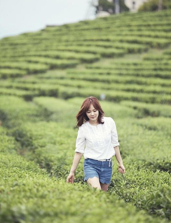 中国媳妇蔡琳特意晒尾戒疑暗示单身41岁也能这样穿太a了