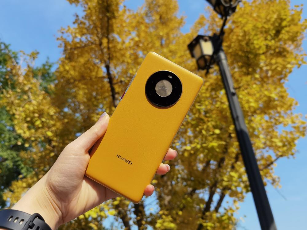 在续航方面,华为mate40和mate40pro分别采用4200mah和