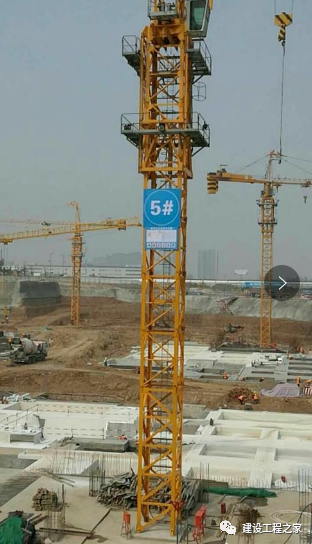 塔吊塔身上悬挂大面积的标语牌合规吗?_腾讯新闻