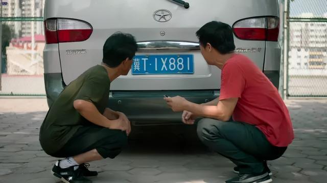 导演|片中演员90％是导演亲戚，一波“虎”操作后，竟拍出国产片良心