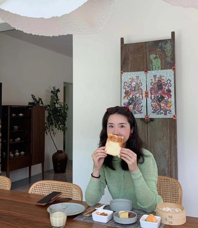 开始转型?董花花忙带货变时尚博主,张大奕晒美食生活滋润