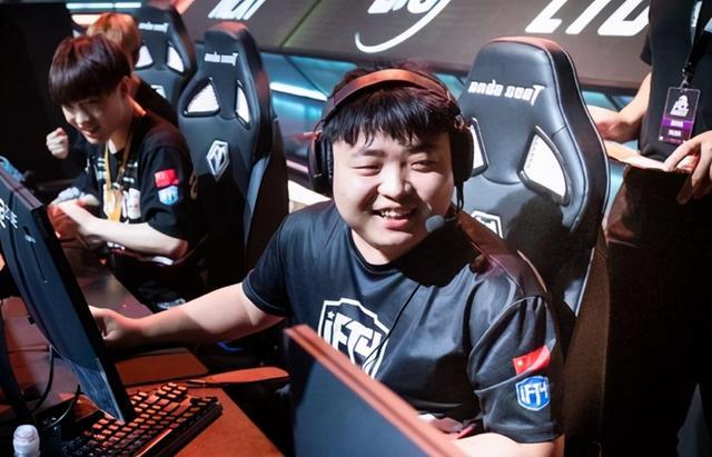 ifty龙四哥天神下凡单人灭omg网友世界冠军一碰就碎