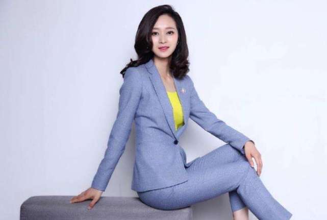 超美男篮名将王治郅娇妻现身央视节目一身职业装出镜尽显干练