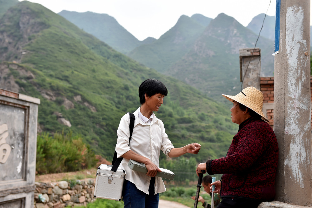 2一肩挑五担守护山村40余年记山西省代县段家湾村村委会主任刘桂珍