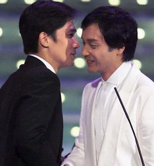 张国荣梁朝伟的《春光乍泄》,饱受争议后成经典,导演道出实情_腾讯