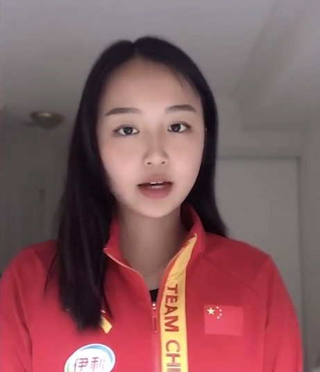 林姗说道:"我是中国花样滑冰女单运动员林珊,很荣幸第一次代表中国