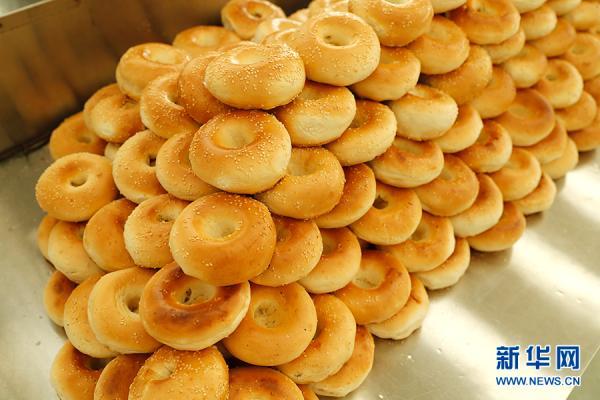 烤制完成的窝窝馕.新华网记者 焦鹏 摄