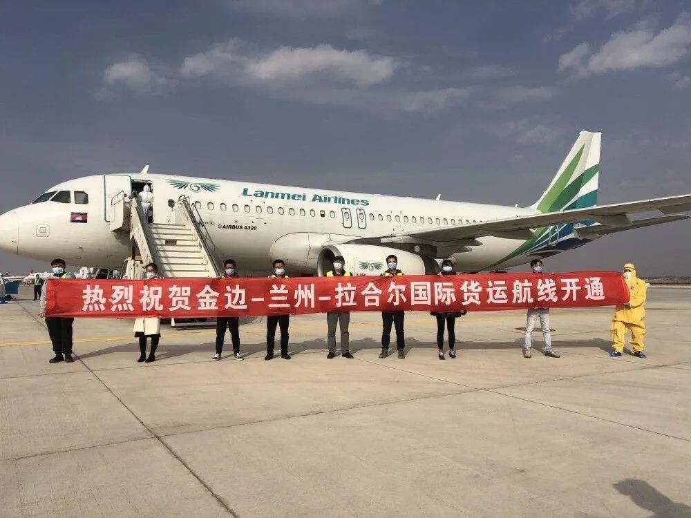拉合尔的lq9100次航班满载18吨柬埔寨芒果干顺利飞抵兰州中川国际机场