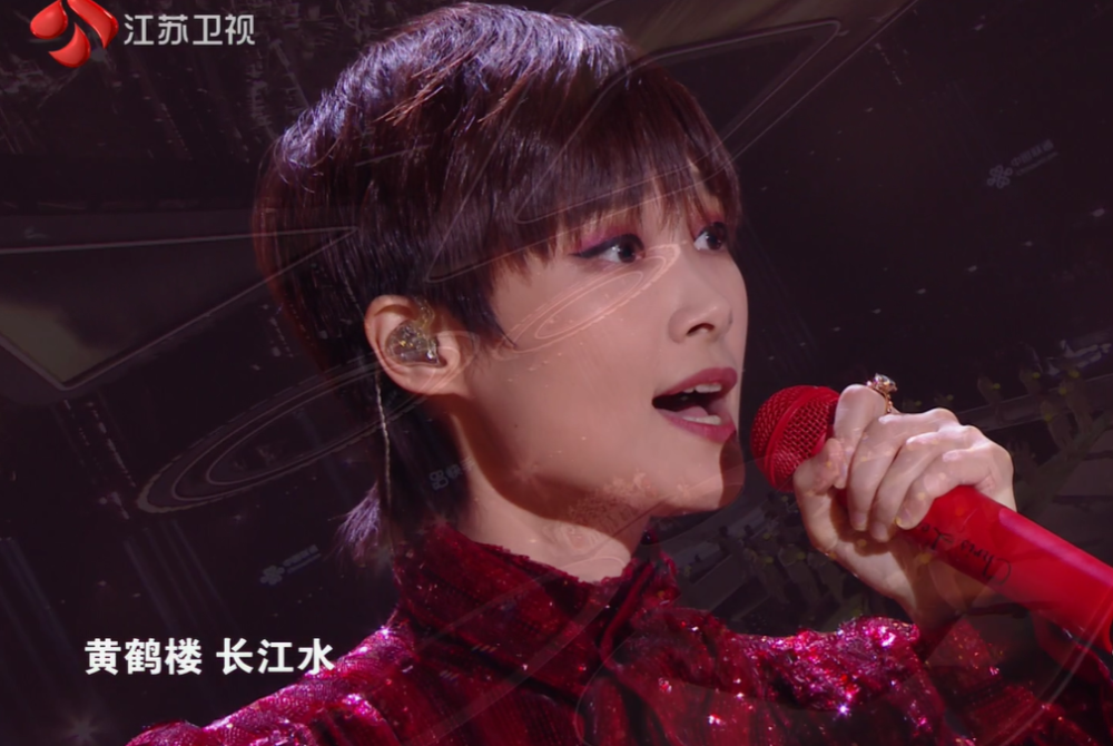 李宇春作为本次晚会最后一个现身的嘉宾,一身红色亮片裙现身,在舞蹈中