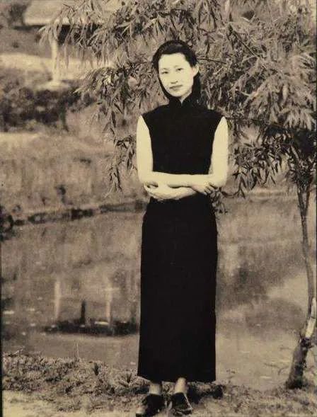 赵一荻(1912年5月28日—2000年6月22日),又名绮霞,乳名香笙,出生在