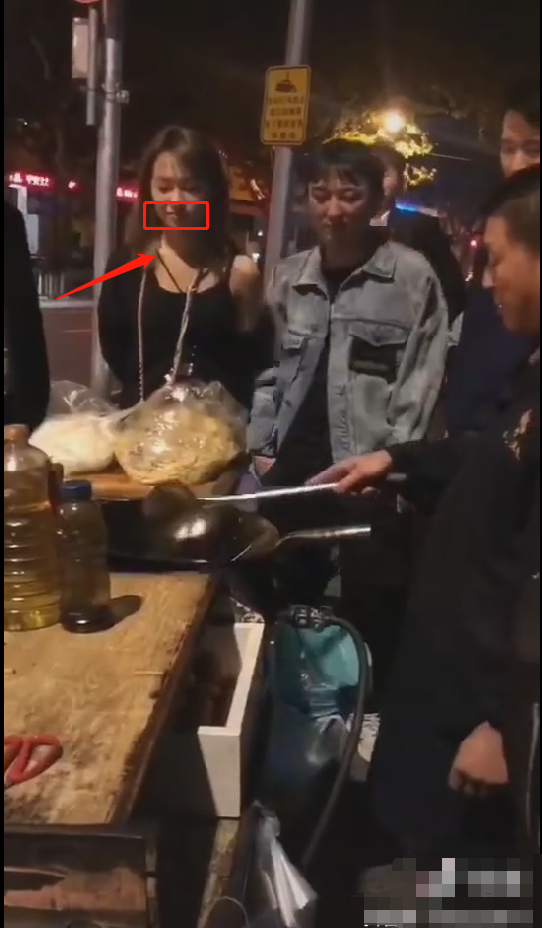 王思聪|王思聪与友人街头吃炒饭，身边美女又换人，女子清秀比王思聪还高