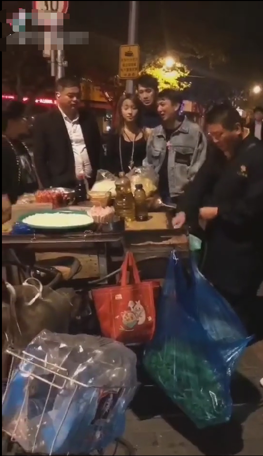 王思聪|王思聪与友人街头吃炒饭，身边美女又换人，女子清秀比王思聪还高