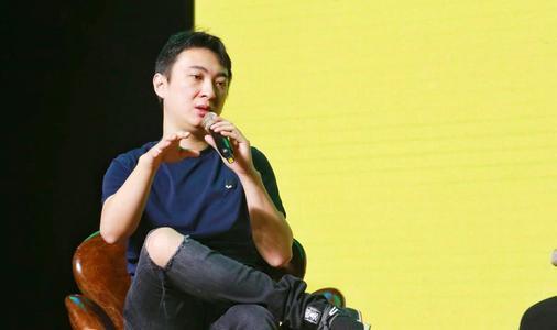 王思聪|王思聪与友人街头吃炒饭，身边美女又换人，女子清秀比王思聪还高