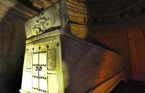 以掘墓为娱乐活动广川王刘去