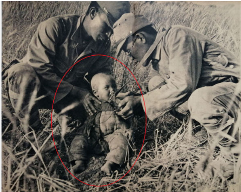 2岁男孩被遗弃在草丛中,两个日军喂他喝水,究竟是真心还是作秀?