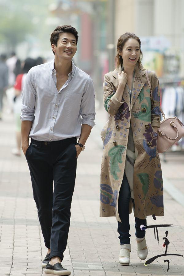 崔智友产后5月速开工 抱着婴儿现身母爱爆棚