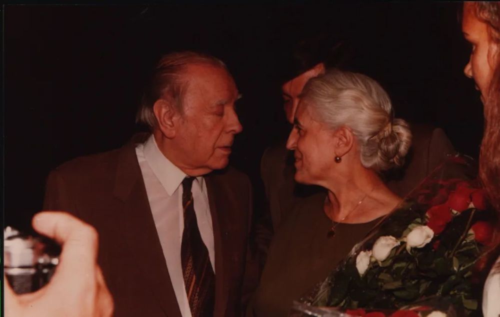 深沉的玫瑰|《深沉的玫瑰》注释｜博尔赫斯