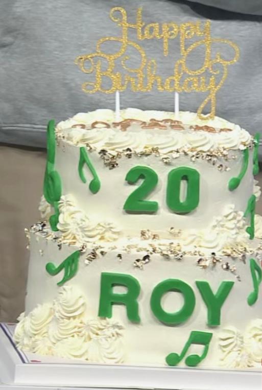 王源提前过20岁生日蛋糕上的金钻引人注目品牌方太壕了