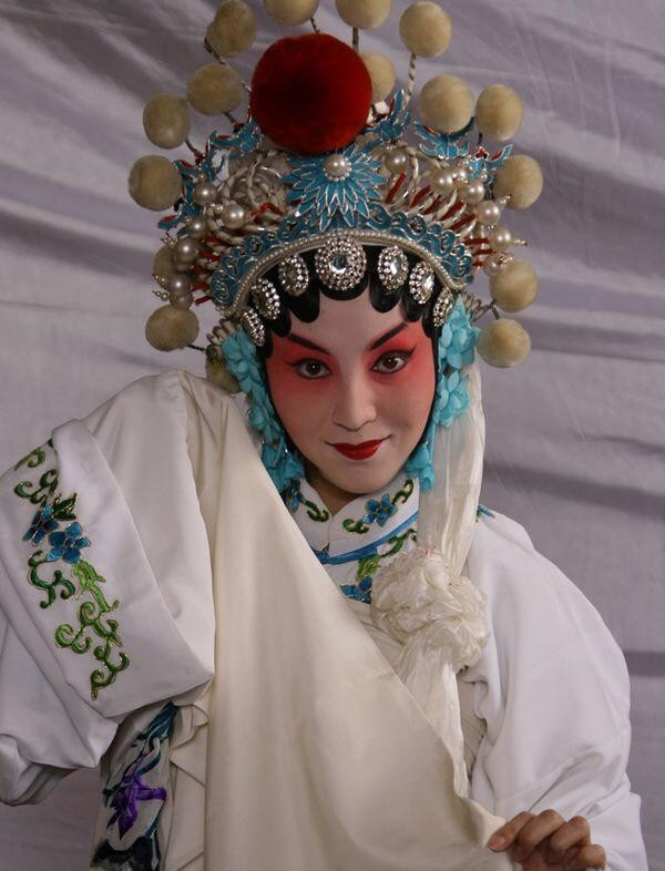 在饰演《铁梨花》秋香时,岳丽娜认真学习戏剧3个月,在剧中的多一招一