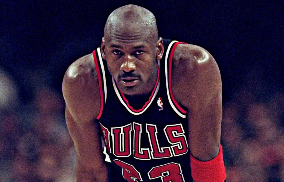 乔丹当年选择23号的原因是因为他的哥哥拉里·乔丹穿的是45号,以前